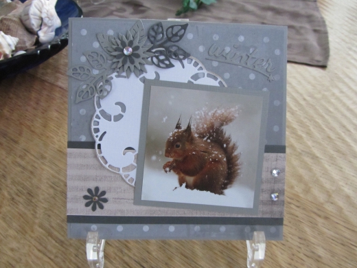 Karte handgearbeitet mit einem Eichhörnchen und dem Schriftzug Winter