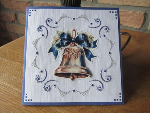 202516 Handgestickte Karte mit Glocke